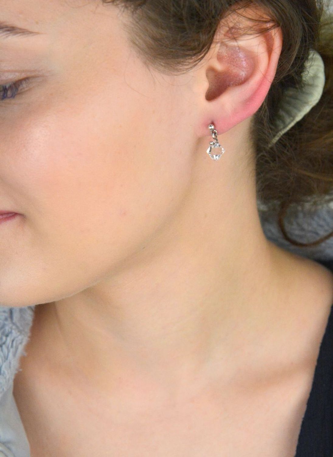 Elegancki naszyjnik damski ze srebra próby 925 z dwoma kółeczkami – jedno zdobione cyrkoniami. Subtelny design, idealny na prezent. Długość 41 + 3 cm, zapięcie karabińczyk.1.jpg